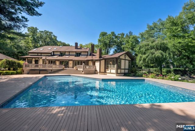 40 Mohegan Trail, Saddle River, NJ 07458