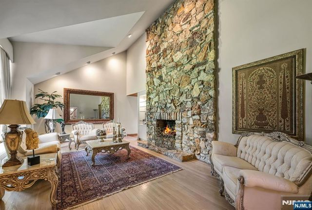 40 Mohegan Trail, Saddle River, NJ 07458