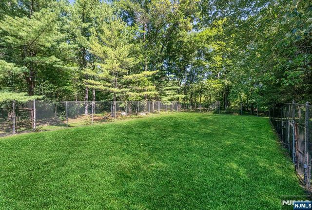40 Mohegan Trail, Saddle River, NJ 07458