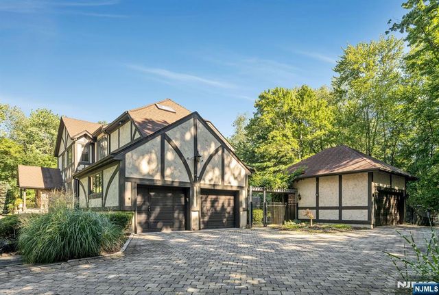 40 Mohegan Trail, Saddle River, NJ 07458