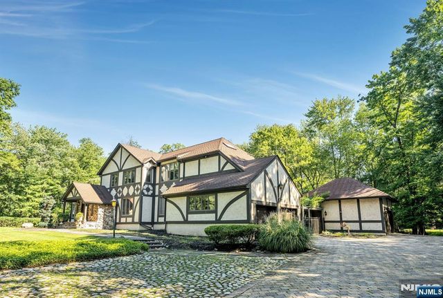 40 Mohegan Trail, Saddle River, NJ 07458