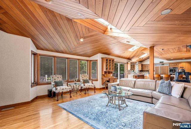 40 Mohegan Trail, Saddle River, NJ 07458