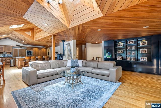 40 Mohegan Trail, Saddle River, NJ 07458