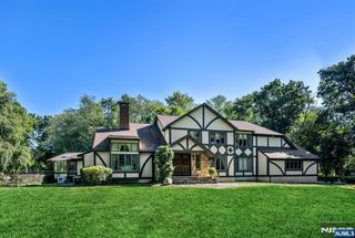 40 Mohegan Trail, Saddle River, NJ 07458