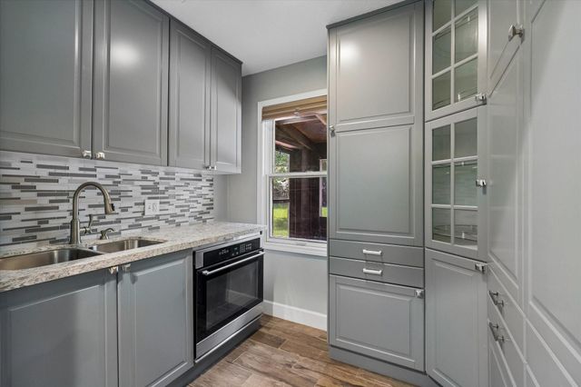 906 Quaker Bend Drive, Friendswood, TX 77546