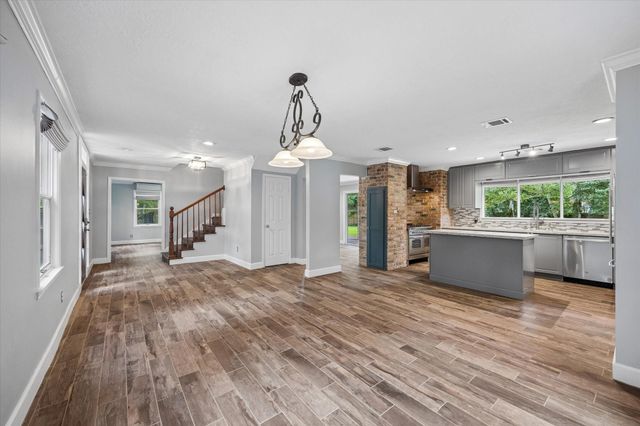 906 Quaker Bend Drive, Friendswood, TX 77546