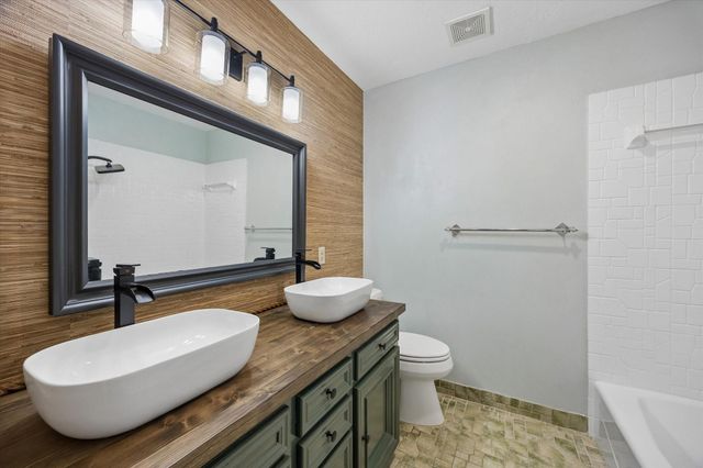 906 Quaker Bend Drive, Friendswood, TX 77546