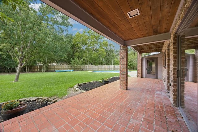 906 Quaker Bend Drive, Friendswood, TX 77546