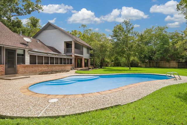 906 Quaker Bend Drive, Friendswood, TX 77546