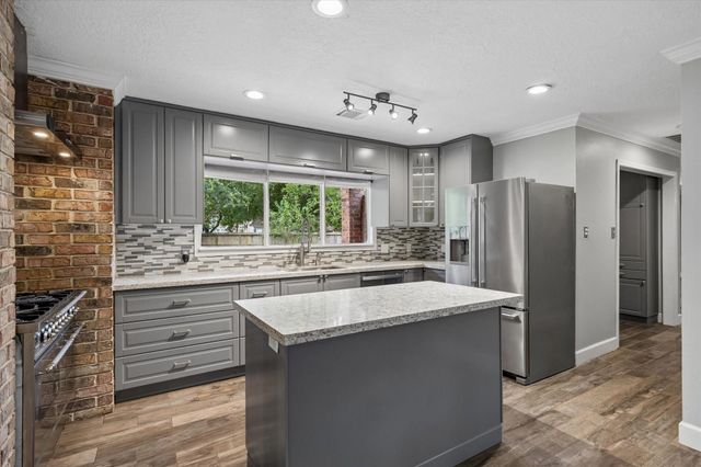 906 Quaker Bend Drive, Friendswood, TX 77546