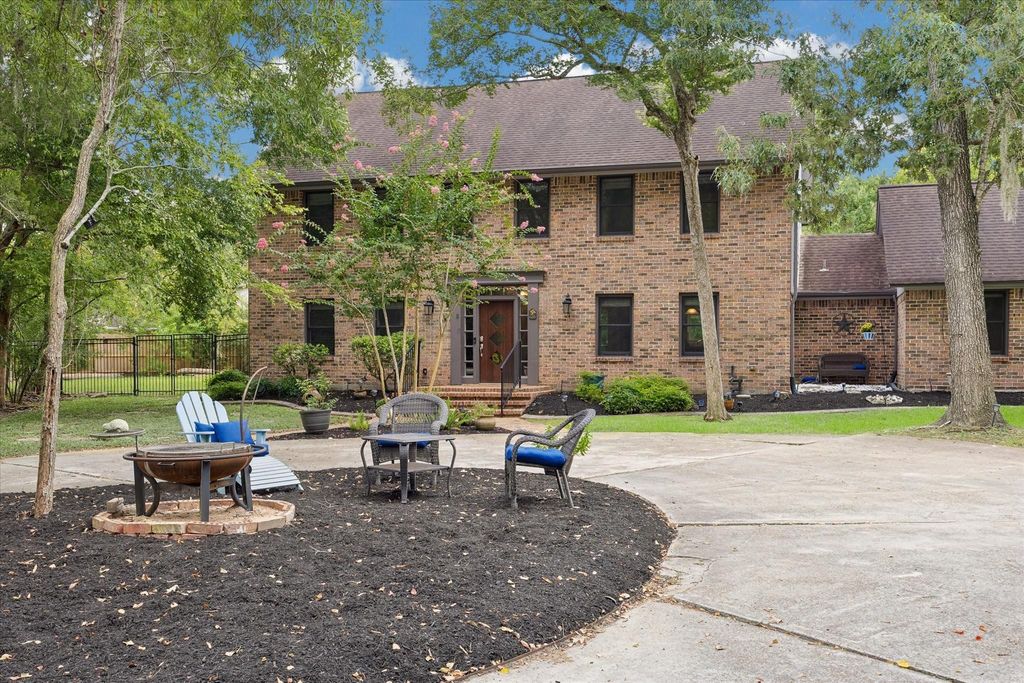 906 Quaker Bend Drive, Friendswood, TX 77546