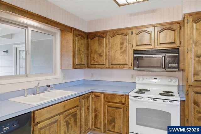 1160 24th Av SW, Albany, OR 97321