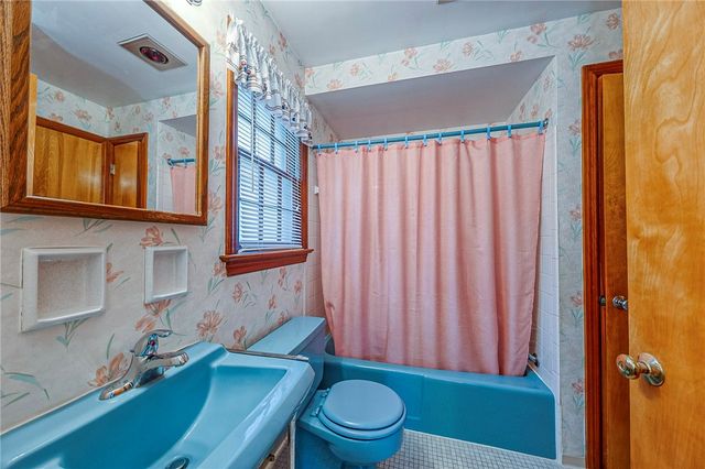 101 Mckelvey Ave, Edgewood, PA 15218