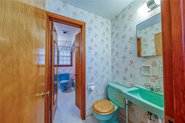 101 Mckelvey Ave, Edgewood, PA 15218