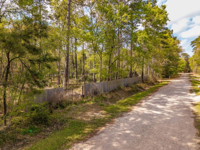 65 Ash Place, New Caney, TX 77357