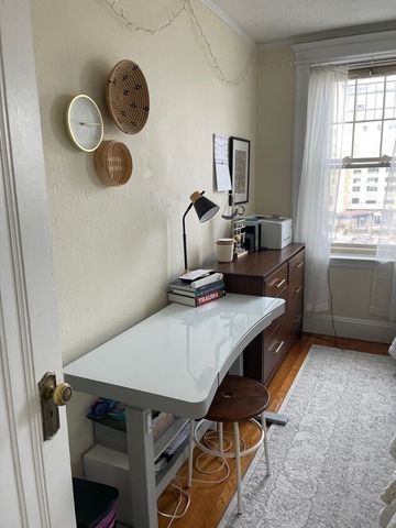 114 Riverway 17, Boston, MA 02215