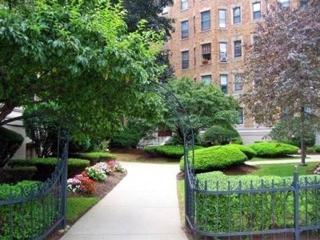 114 Riverway 17, Boston, MA 02215