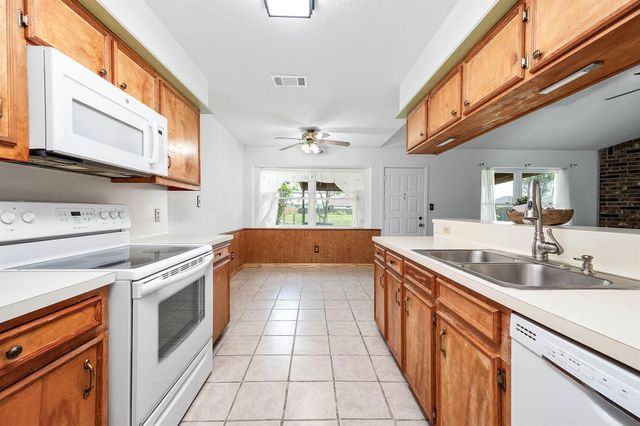 720 S Remington Drive, Angleton, TX 77515