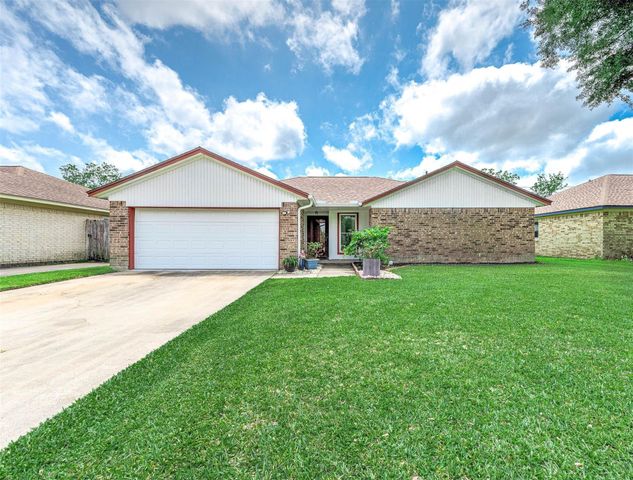 720 S Remington Drive, Angleton, TX 77515