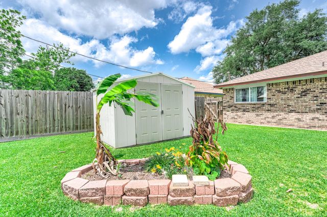 720 S Remington Drive, Angleton, TX 77515