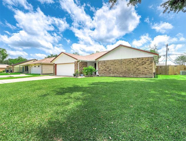 720 S Remington Drive, Angleton, TX 77515