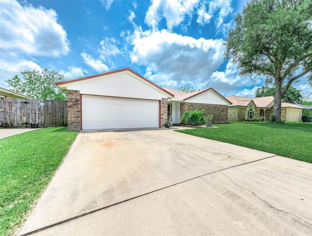 720 S Remington Drive, Angleton, TX 77515