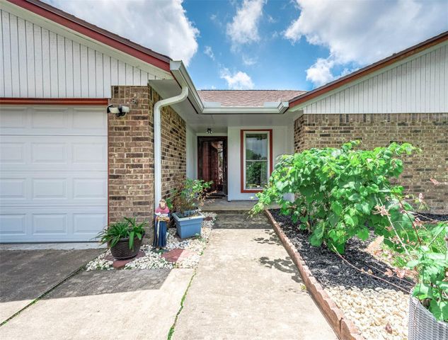 720 S Remington Drive, Angleton, TX 77515