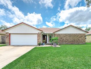 720 S Remington Drive, Angleton, TX 77515
