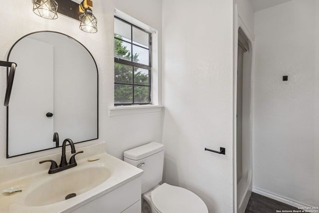 247 Center Point Dr E, Center Point, TX 78010
