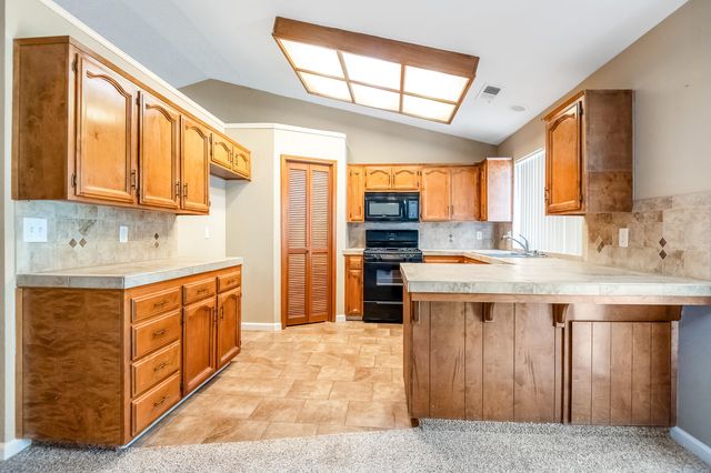 1282 E Ben Franklin Avenue, Tulare, CA 93274