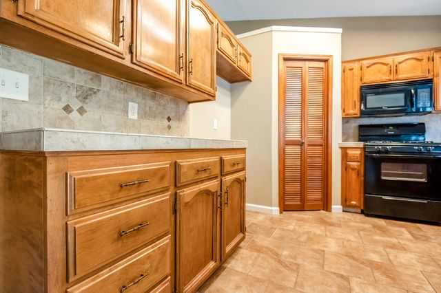 1282 E Ben Franklin Avenue, Tulare, CA 93274