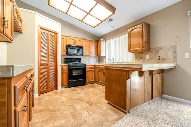 1282 E Ben Franklin Avenue, Tulare, CA 93274