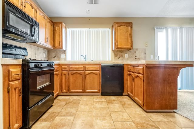 1282 E Ben Franklin Avenue, Tulare, CA 93274