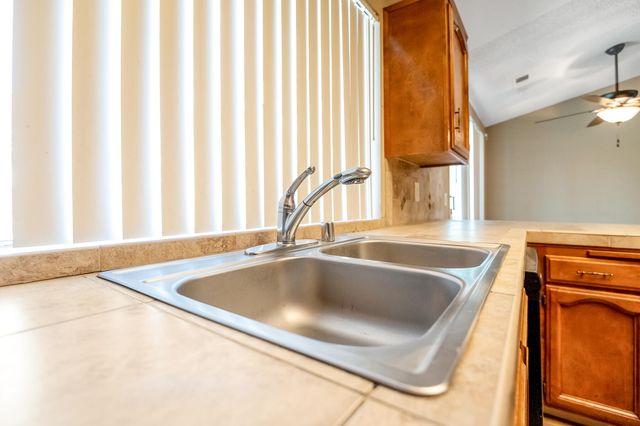 1282 E Ben Franklin Avenue, Tulare, CA 93274