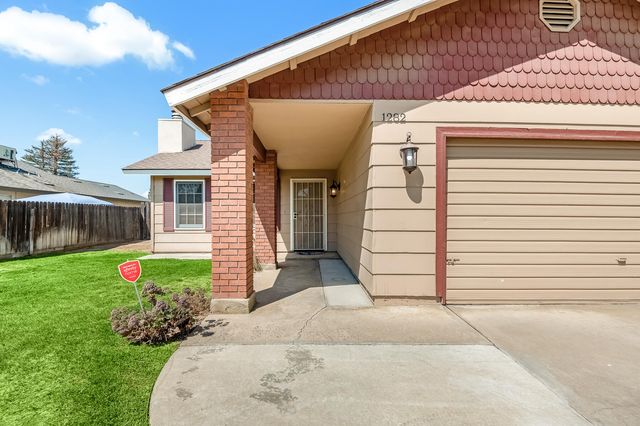 1282 E Ben Franklin Avenue, Tulare, CA 93274