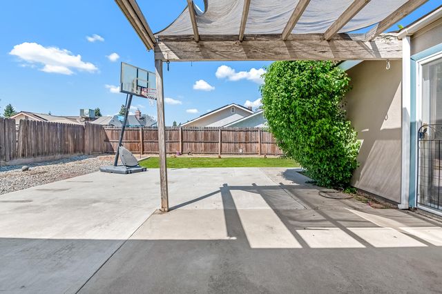 1282 E Ben Franklin Avenue, Tulare, CA 93274