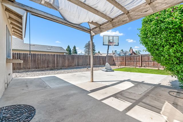 1282 E Ben Franklin Avenue, Tulare, CA 93274