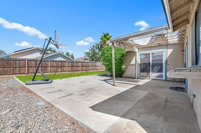 1282 E Ben Franklin Avenue, Tulare, CA 93274