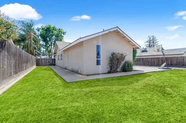 1282 E Ben Franklin Avenue, Tulare, CA 93274
