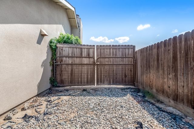 1282 E Ben Franklin Avenue, Tulare, CA 93274