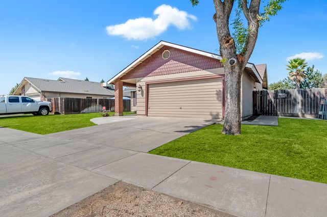 1282 E Ben Franklin Avenue, Tulare, CA 93274