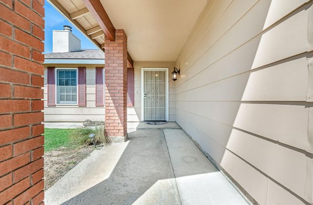 1282 E Ben Franklin Avenue, Tulare, CA 93274