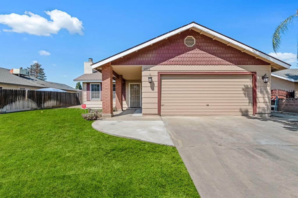 1282 E Ben Franklin Avenue, Tulare, CA 93274