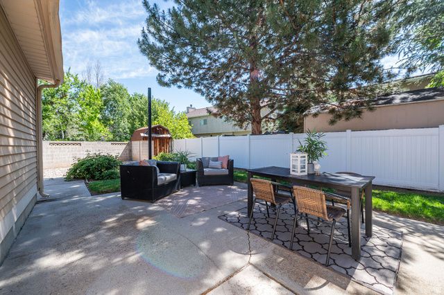 2090 E GREENWICH CIR, Sandy, UT 84093