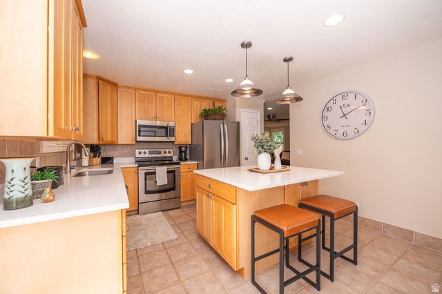 2090 E GREENWICH CIR, Sandy, UT 84093