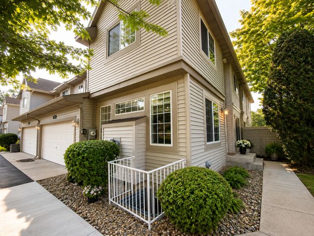 1088 Lovell Avenue W, Roseville, MN 55113