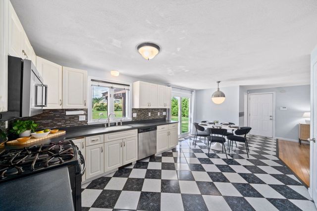 27 Sparrow Rd, Stoughton, MA 02072
