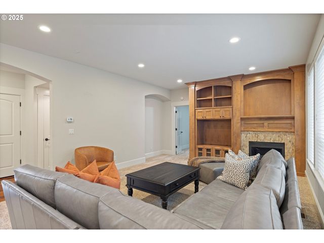 2875 Se ELLIOTT Dr, Gresham, OR 97080