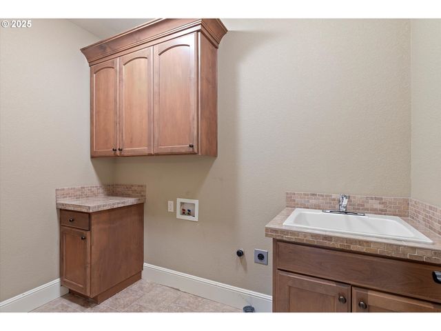 2875 Se ELLIOTT Dr, Gresham, OR 97080