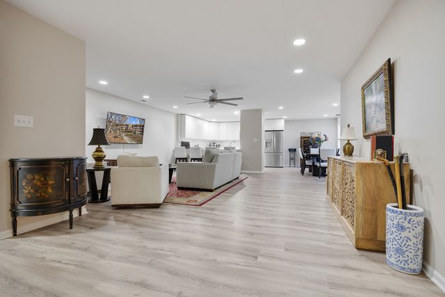 1401 Burr Oak Road 117B, Hinsdale, IL 60521